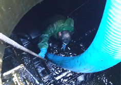 저장 탱크내 액상폐기물, 이송 특수펌프 이용한 액상 폐기물 수거 작업
